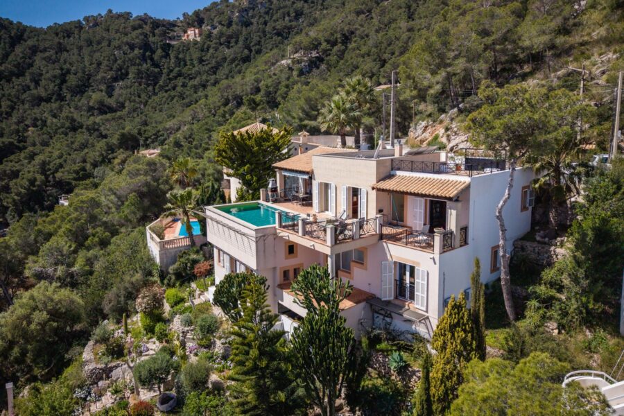 Elegant sea-view villa with pool and holiday license near artà