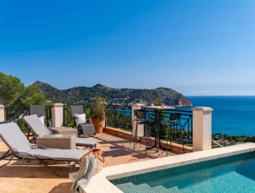 Elegant sea-view villa with pool and holiday license near artà