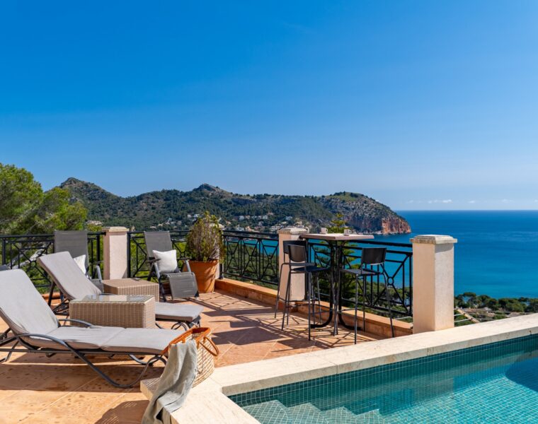Elegant sea-view villa with pool and holiday license near artà