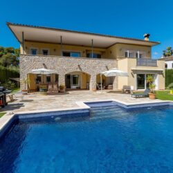 Spacious four-bedroom family villa with extensive level gardens in santa ponsa