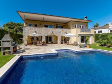 Spacious four-bedroom family villa with extensive level gardens in santa ponsa