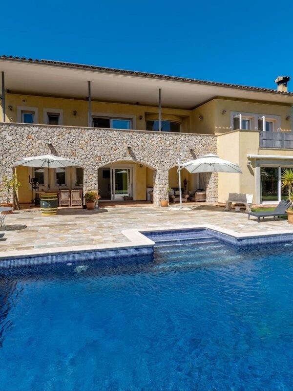 Spacious four-bedroom family villa with extensive level gardens in santa ponsa