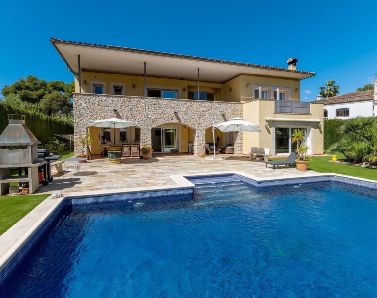 Spacious four-bedroom family villa with extensive level gardens in santa ponsa