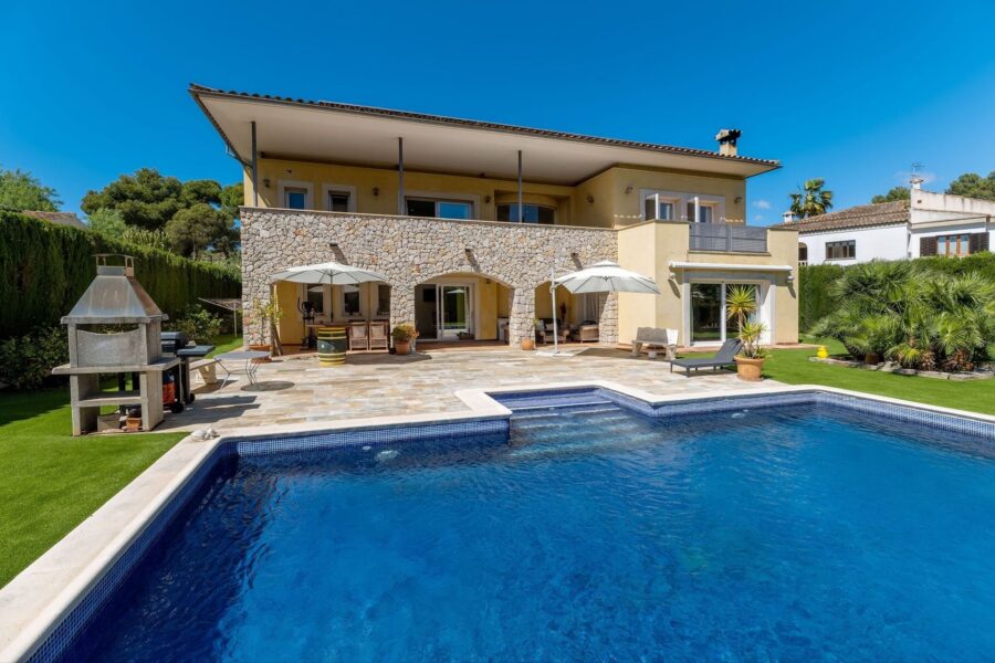 Spacious four-bedroom family villa with extensive level gardens in santa ponsa
