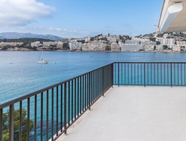 Frontline penthouse with expansive sea-view terraces for sale in santa ponsa