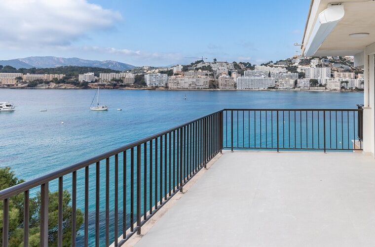 Frontline penthouse with expansive sea-view terraces for sale in santa ponsa