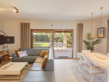 Renovated single-level townhouse for sale with private garden and pool access in santa ponsa