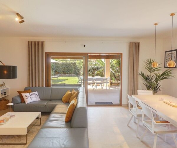 Renovated single-level townhouse for sale with private garden and pool access in santa ponsa