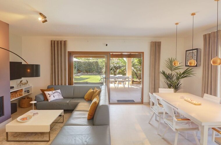 Renovated single-level townhouse for sale with private garden and pool access in santa ponsa