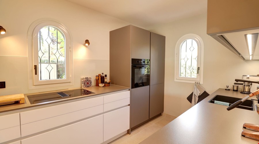 Refined mediterranean villa with golf and countryside views in santa ponsa - 2.450.000€ Renovated single-level townhouse for sale with private garden and pool access in santa ponsa