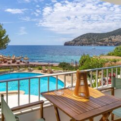 Refined beachfront apartment with panoramic vistas in camp de mar