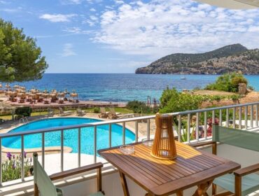 Refined beachfront apartment with panoramic vistas in camp de mar