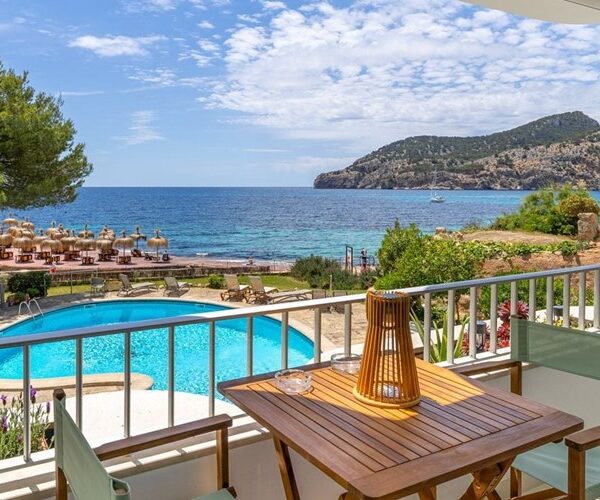 Refined beachfront apartment with panoramic vistas in camp de mar