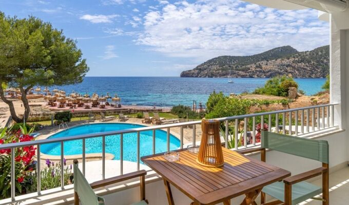 Refined beachfront apartment with panoramic vistas in camp de mar