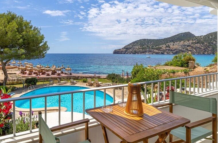 Refined beachfront apartment with panoramic vistas in camp de mar