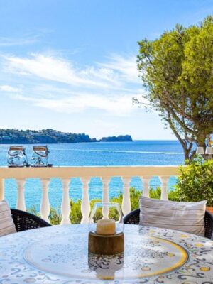 Three-bedroom frontline apartment with panoramic sea views in costa de la calma