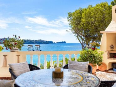 Three-bedroom frontline apartment with panoramic sea views in costa de la calma