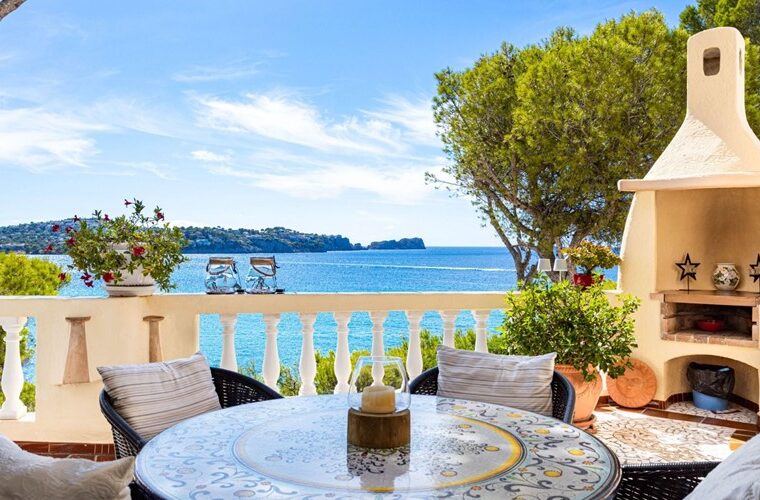 Three-bedroom frontline apartment with panoramic sea views in costa de la calma