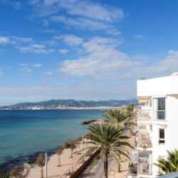 Frontline three-bedroom apartment with panoramic bay vistas in el molinar