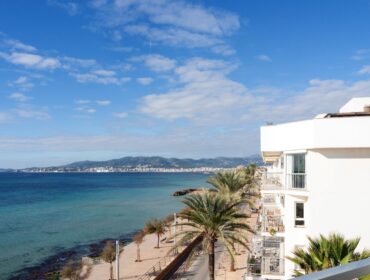 Frontline three-bedroom apartment with panoramic bay vistas in el molinar