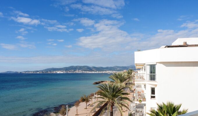 Frontline three-bedroom apartment with panoramic bay vistas in el molinar