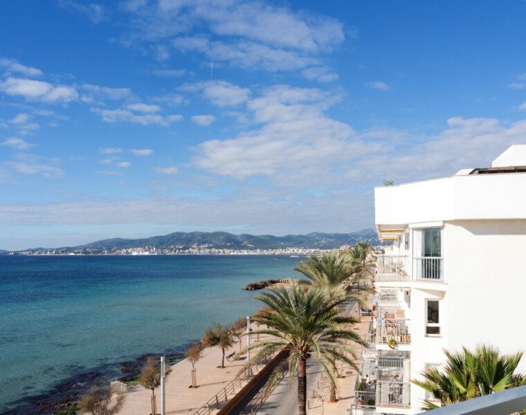 Frontline three-bedroom apartment with panoramic bay vistas in el molinar