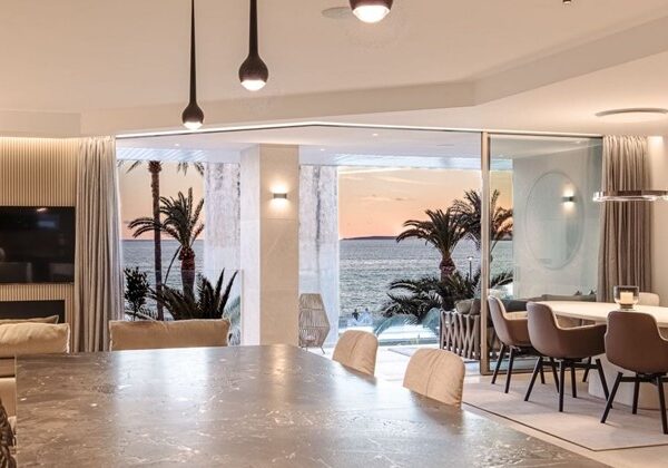 Exquisite frontline coastal residence for sale in palma