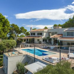 Seven-bedroom country house with panoramic mountain views for sale near campanet