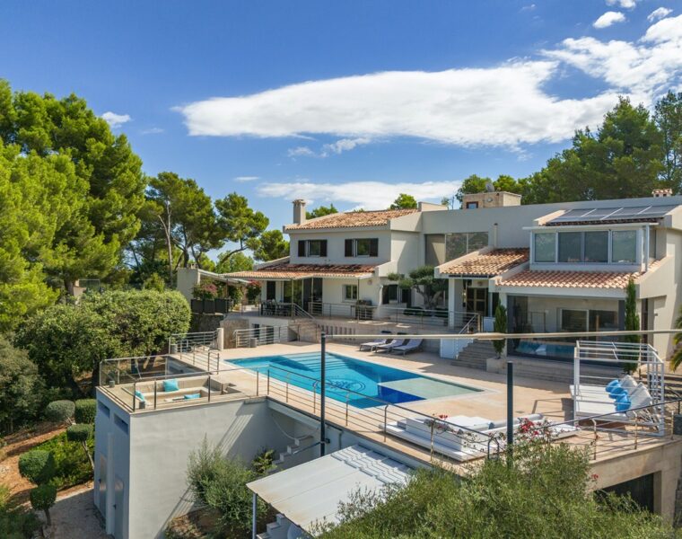 Seven-bedroom country house with panoramic mountain views for sale near campanet