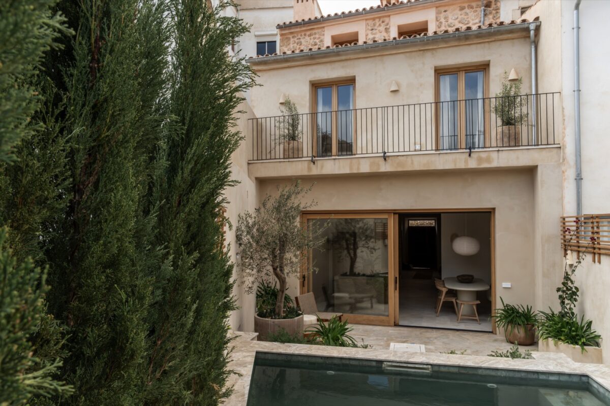 Luxurious four-bedroom townhouse with private pool and garden in Alaró