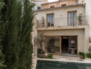 Luxurious four-bedroom townhouse with private pool and garden in alaró