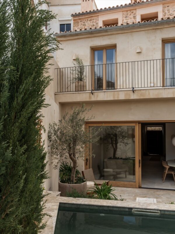 Luxurious four-bedroom townhouse with private pool and garden in alaró