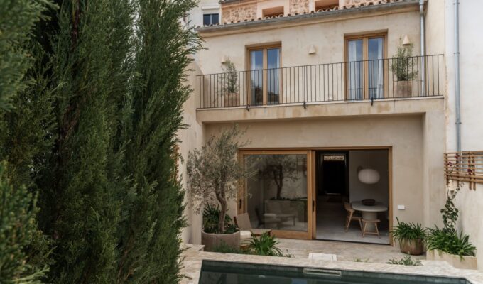 Luxurious four-bedroom townhouse with private pool and garden in alaró