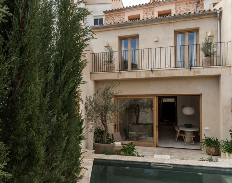 Luxurious four-bedroom townhouse with private pool and garden in alaró