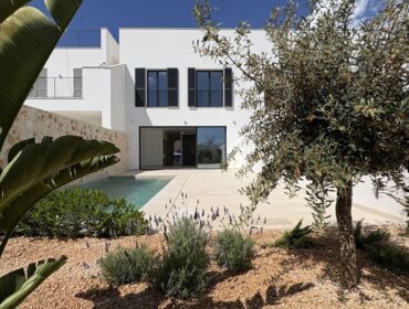 Modernist three-bedroom townhouse with private pool and garage in ses salines