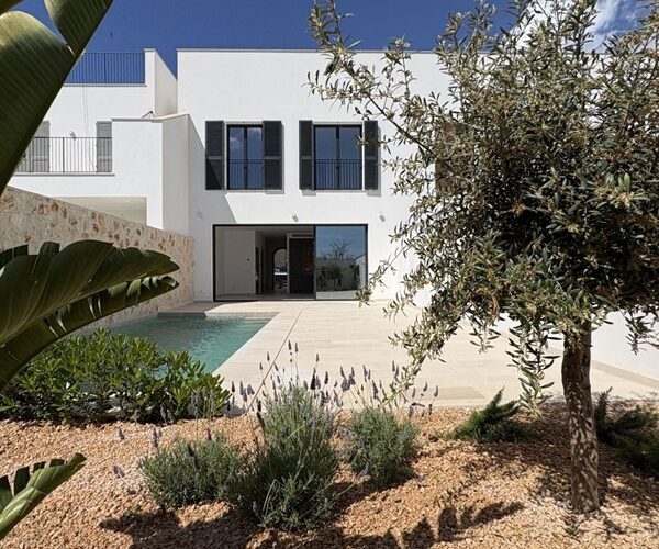 Modernist three-bedroom townhouse with private pool and garage in ses salines