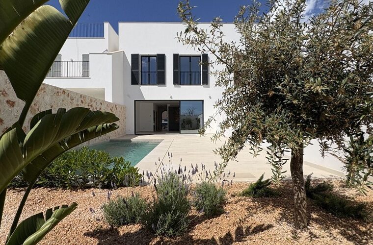 Modernist three-bedroom townhouse with private pool and garage in ses salines