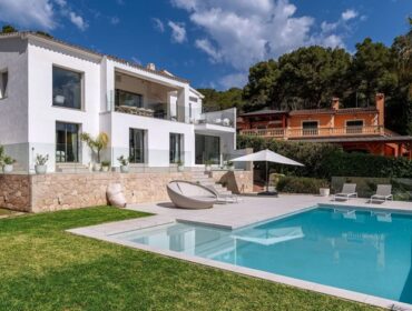 Refurbished five-bedroom villa with a rare flat garden for sale in camp de mar