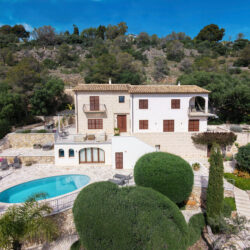 Five-bedroom coastal villa with rental licence in genova