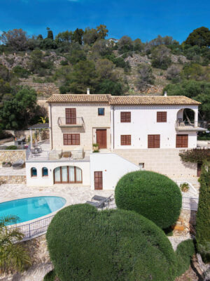 Five-bedroom coastal villa with rental licence in genova