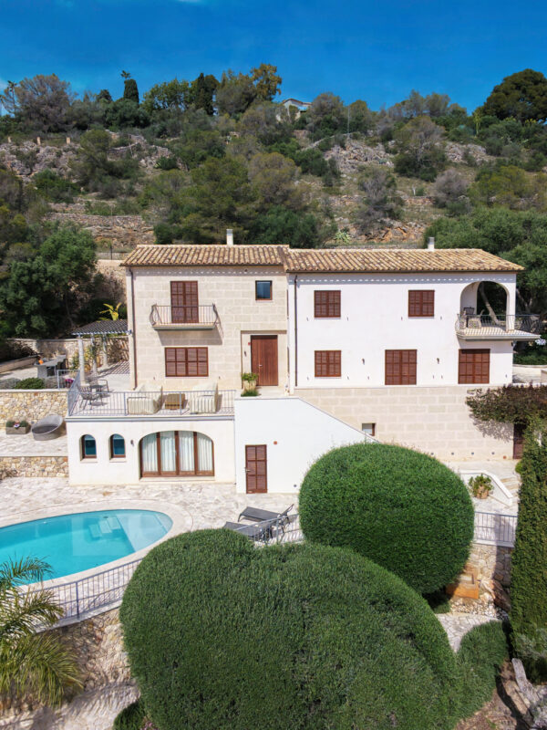 Five-bedroom coastal villa with rental licence in genova