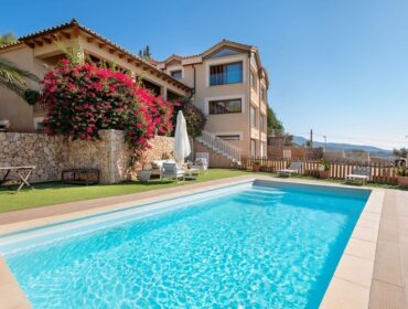 Spacious eight-bedroom symmetrical villa with pool and mountain views in palma