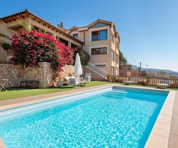 Spacious eight-bedroom symmetrical villa with pool and mountain views in palma