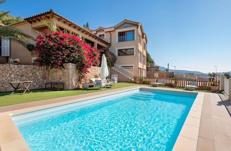 Spacious eight-bedroom symmetrical villa with pool and mountain views in palma