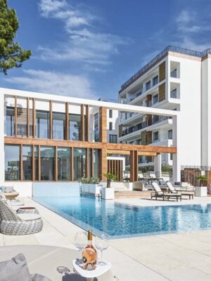 Coastal apartment with private terraces & parking for sale in puerto portals - price drop