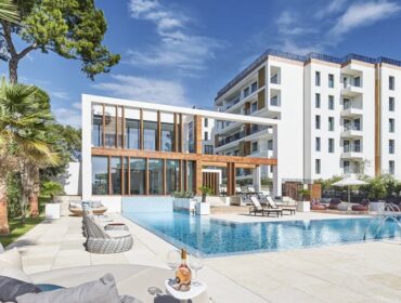 Coastal apartment with private terraces & parking for sale in puerto portals - price drop