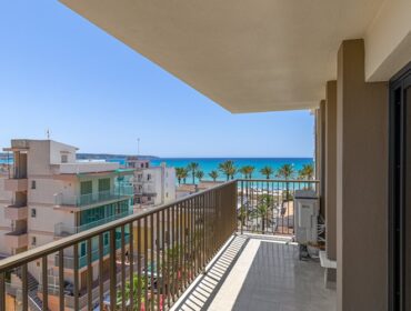 Modern penthouse with expansive roof terrace for sale in palma