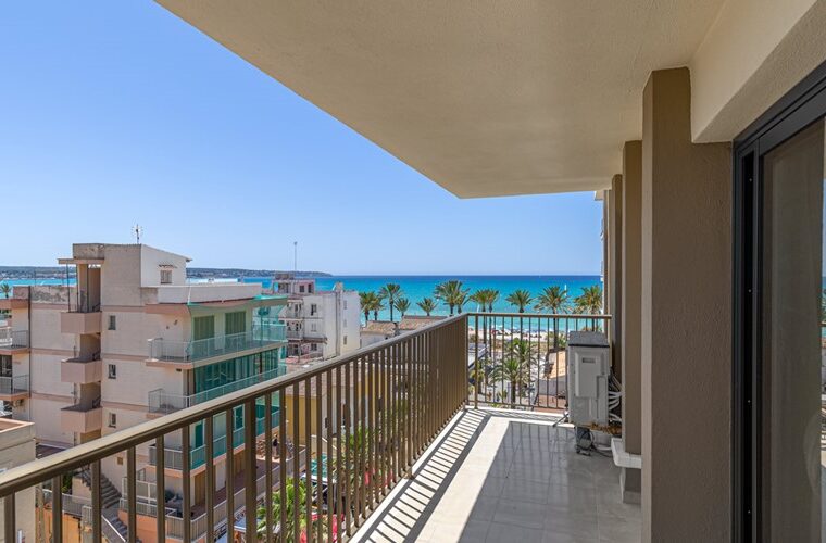 Modern penthouse with expansive roof terrace for sale in palma