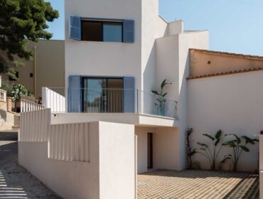 Contemporary townhouse with rooftop pool and wellness suite in palma