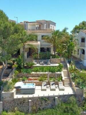 Coastal three-bedroom villa for sale with holiday licence in llucmajor